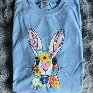 NEW Comfort Colors XL Floral Bunny Embroidered Tee – Light Blue – Easter/Spring